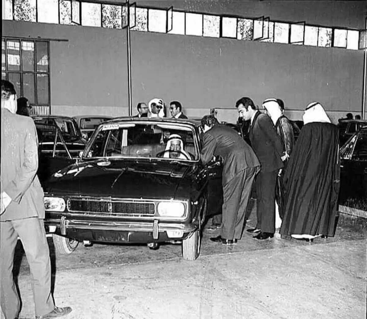 فروش پیکان به شیخ عرب در اوایل دهه پنجاه/عکس