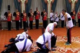 سجده مقابل پادشاه تایلند!/عکس