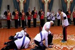 سجده مقابل پادشاه تایلند!/عکس