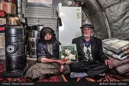 پدر و مادر شهیدی که در کانکس زندگی می کنند/تصاویر