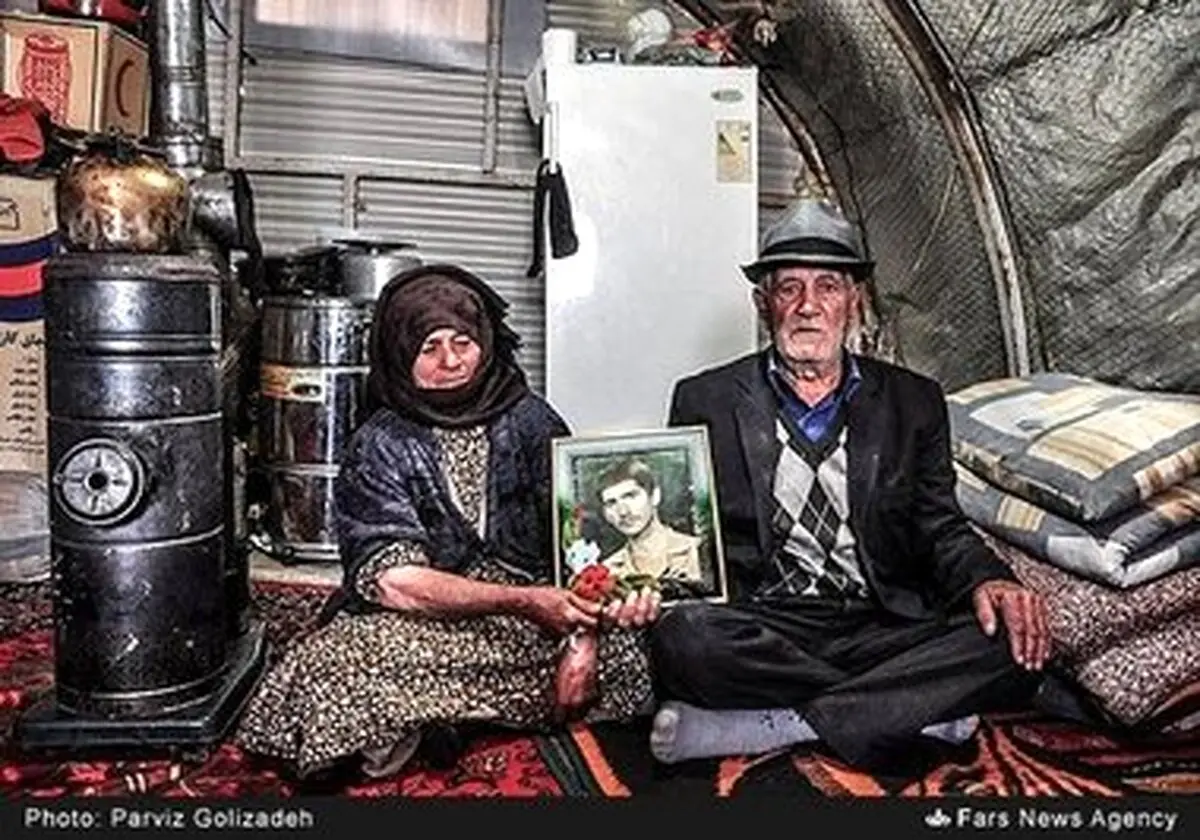 پدر و مادر شهیدی که در کانکس زندگی می کنند/تصاویر