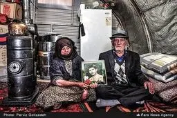 پدر و مادر شهیدی که در کانکس زندگی می کنند/تصاویر