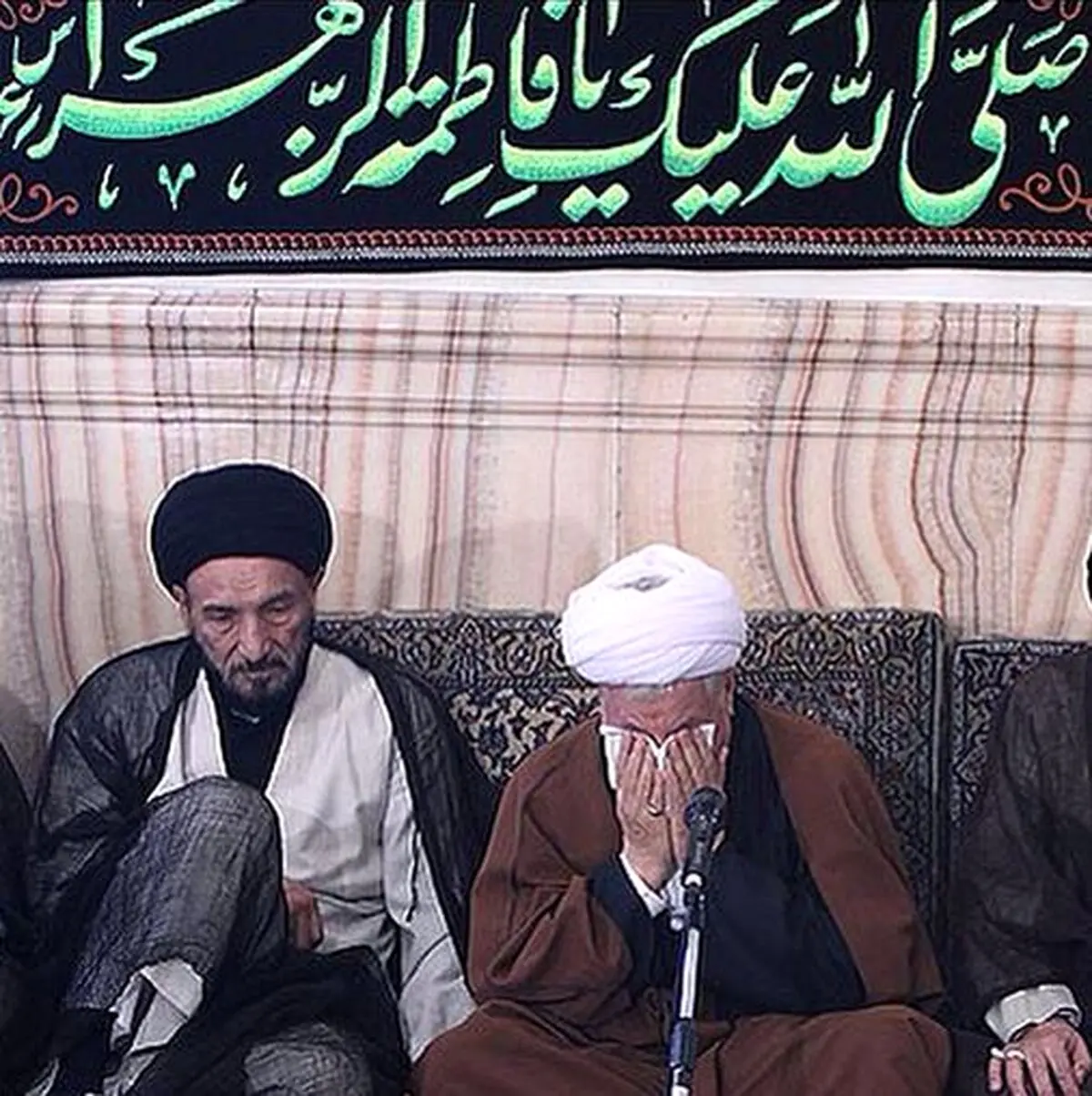 گریه‌های هاشمی رفسنجانی در مراسم شهادت حضرت زهرا/ عکس