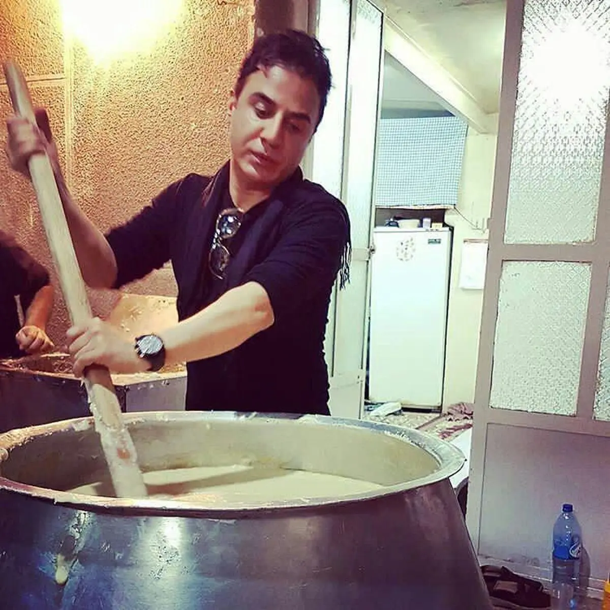 عمو پورنگ در حال پخت نذری/عکس