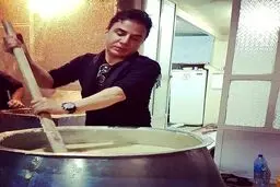 عمو پورنگ در حال پخت نذری/عکس