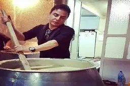 عمو پورنگ در حال پخت نذری/عکس