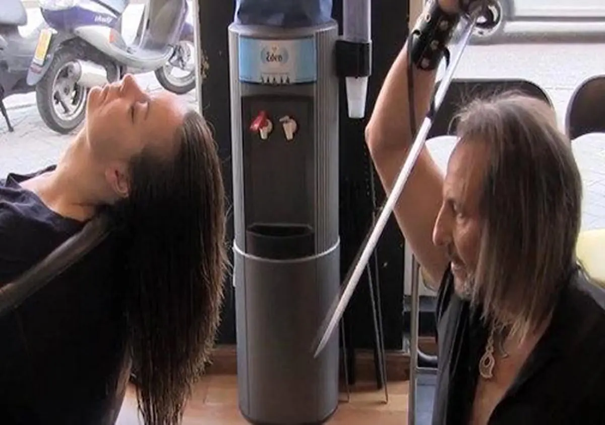 شمشیر سامورایی جایگزین قیچی این آرایشگر شده است! + تصاویر