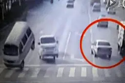 یک رفتگر، مقصر معلق شدن ماشین‌ها در هوا شناخته شد+ تصاویر