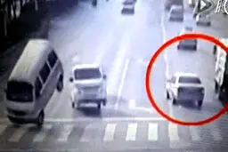 یک رفتگر، مقصر معلق شدن ماشین‌ها در هوا شناخته شد+ تصاویر