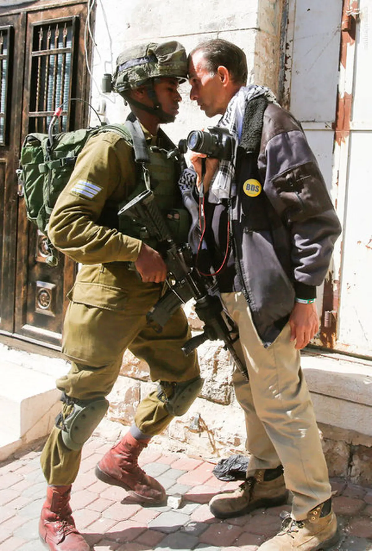 شجاعت عکاس فلسطینی در برابر سرباز اسرائیلی/عکس