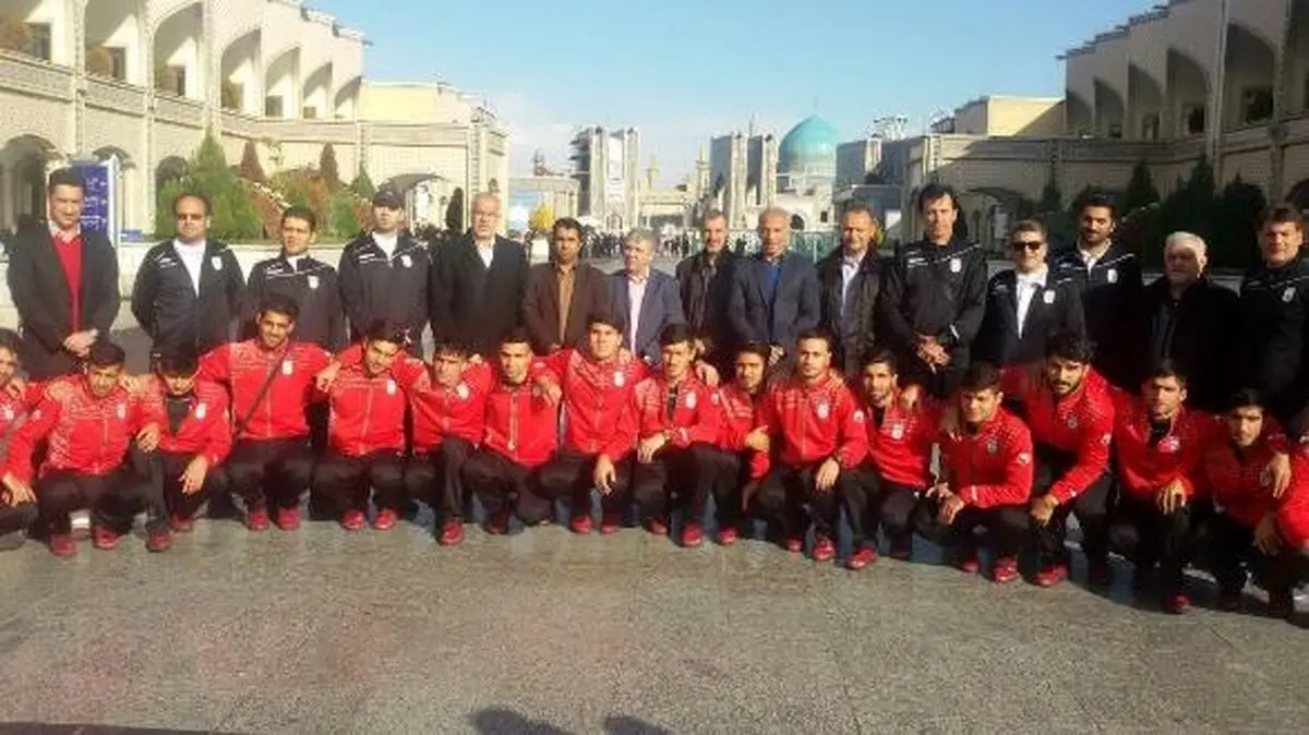 تصویری از بازیکنان تیم امید در بارگاه امام رضا(ع)