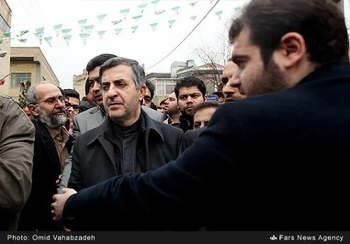 حضور مشایی در مراسم تشییع مادر محمود احمدی نژاد/ عکس