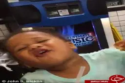 واکنش جالب دختر بچه ای که اولین بار کیک می‌خورد+تصاویر