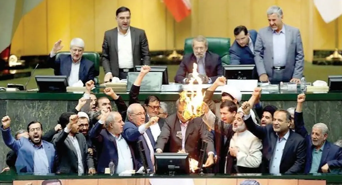 ناگفته هایی درباره حلقه 5 نفره مخالفان روحانی در مجلس؛ جنگ روانی با اخبار جعلی/ تقسیم کار در گعده 5 نفره؛ از حملات تک نفره تا یارگیری از فراکسیون علی لاریجانی/نه چهره کاریزما دارند نه پیاده نظام گوش به فرمان اما پروژه ها را یک به یک جلو می برند