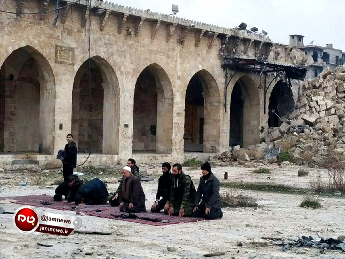 اولین نماز جماعت پس از اخراج تروریست ها در حلب/عکس