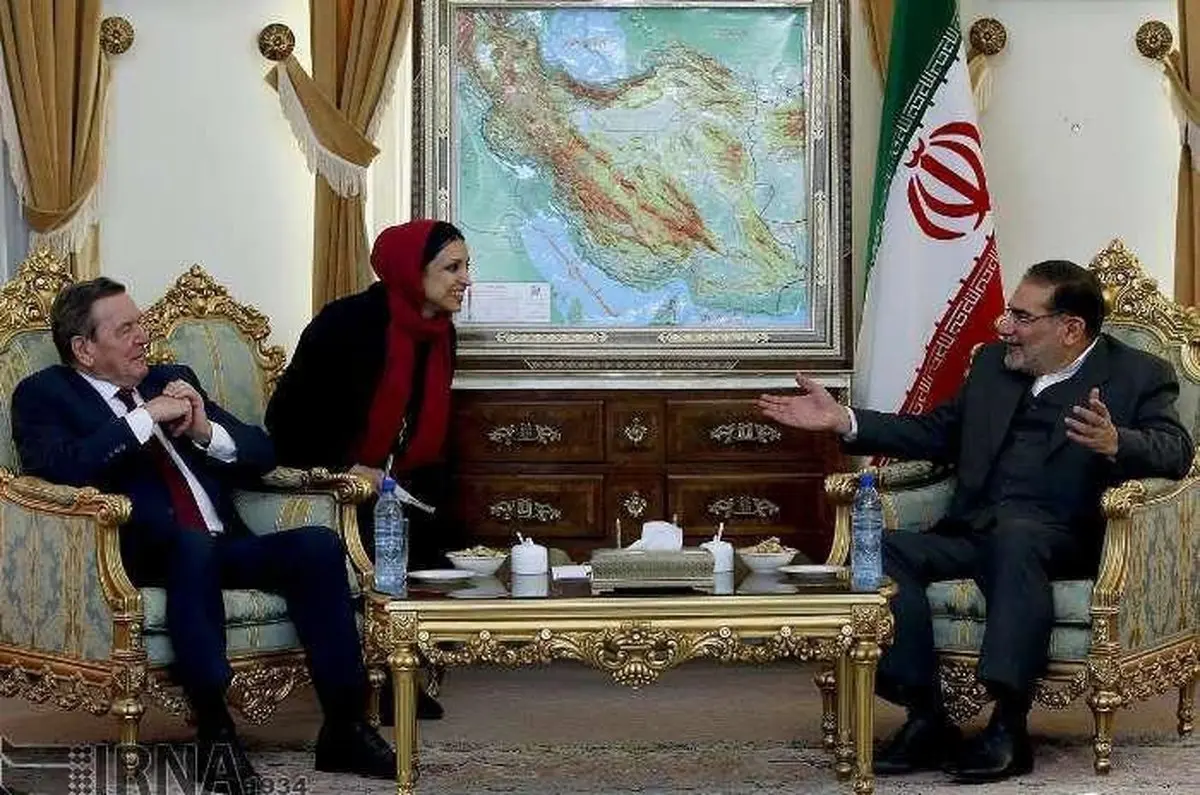 تیپ متفاوت مترجم زن در دیدار صدراعظم سابق آلمان با شمخانی