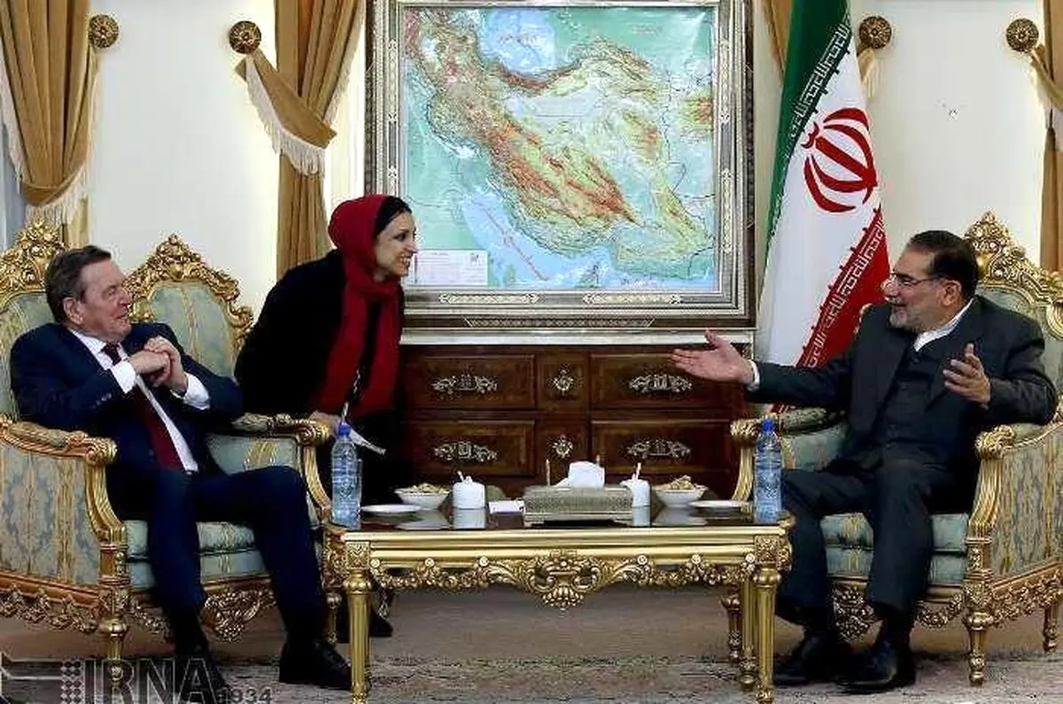 تیپ متفاوت مترجم زن در دیدار صدراعظم سابق آلمان با شمخانی