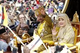 تصاویری طلایی از جشن پنجاهمین سال سلطنت یک پادشاه ثروتمند