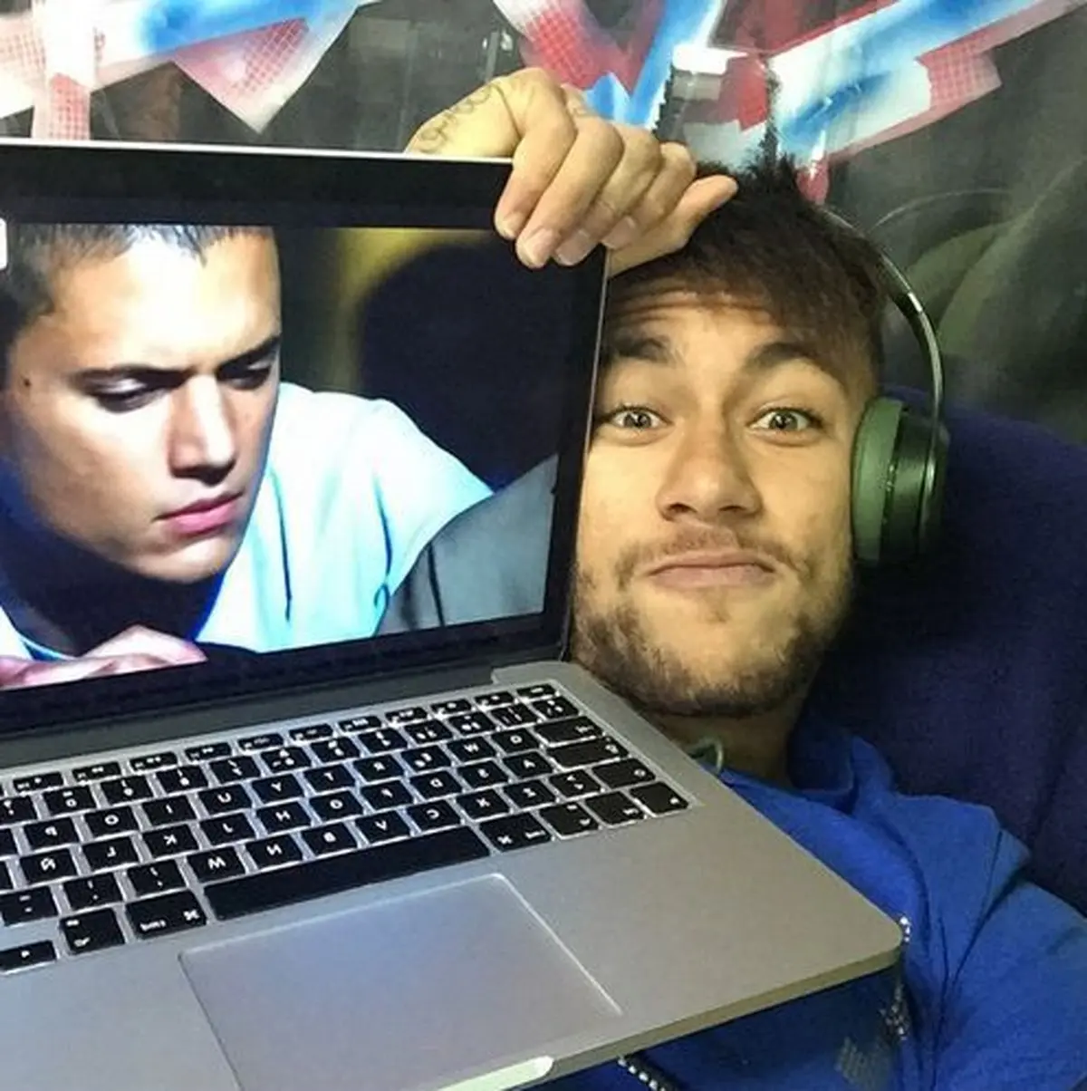 ستاره فوتبال در حال تماشای سریال معروف تلویزیونی + عکس