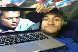 ستاره فوتبال در حال تماشای سریال معروف تلویزیونی + عکس