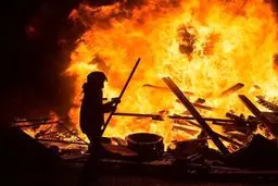 شلیک گاز اشک آور به سمت معترضان فرانسوی / تصاویر