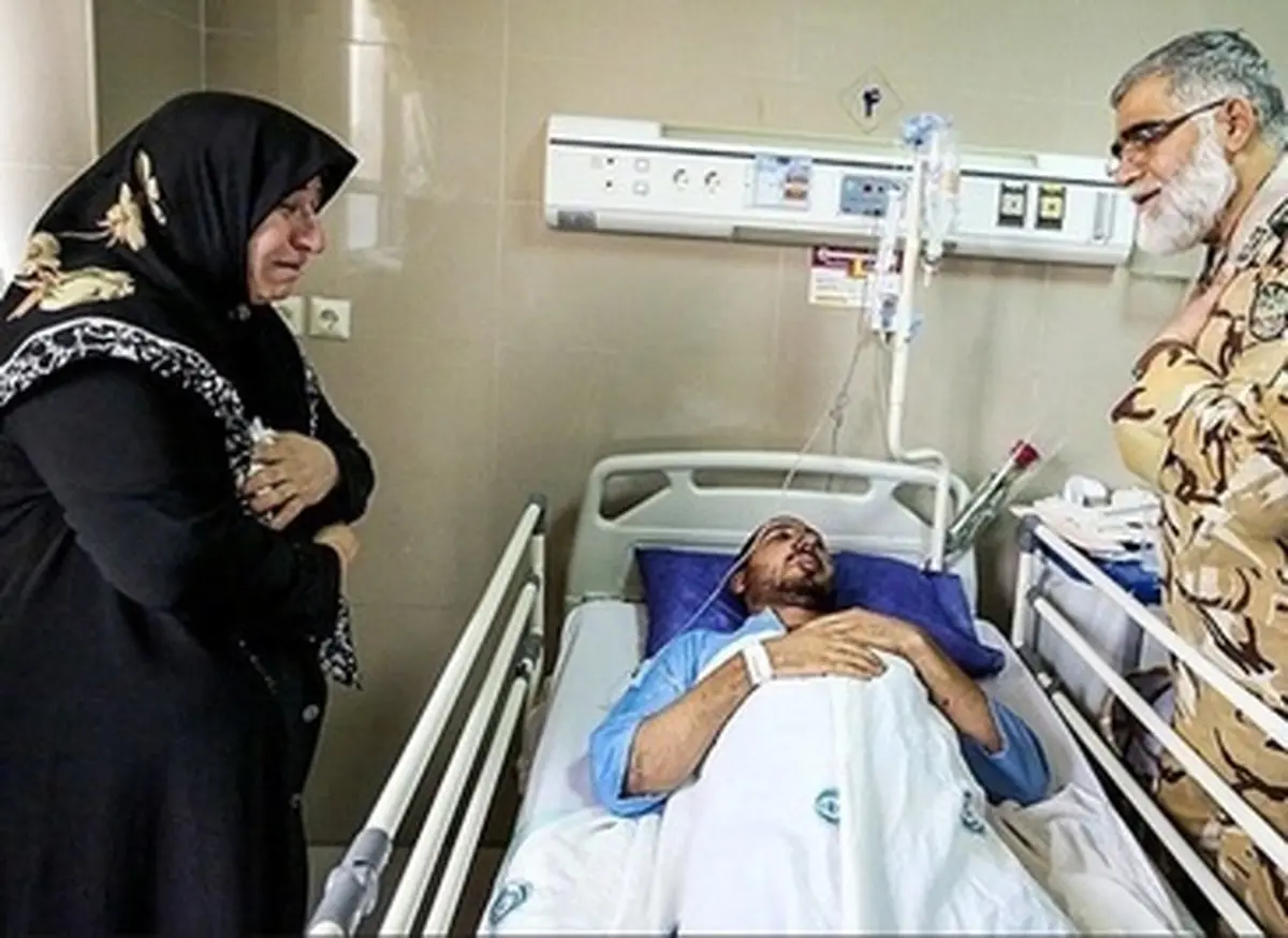 عیادت پوردستان از مصدومان سانحه اتوبوس سربازان/تصاویر