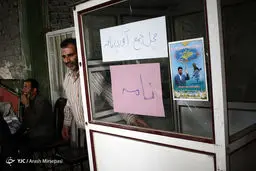 احمدی نژاد همچنان از مردم نامه می گیرد/ عکس