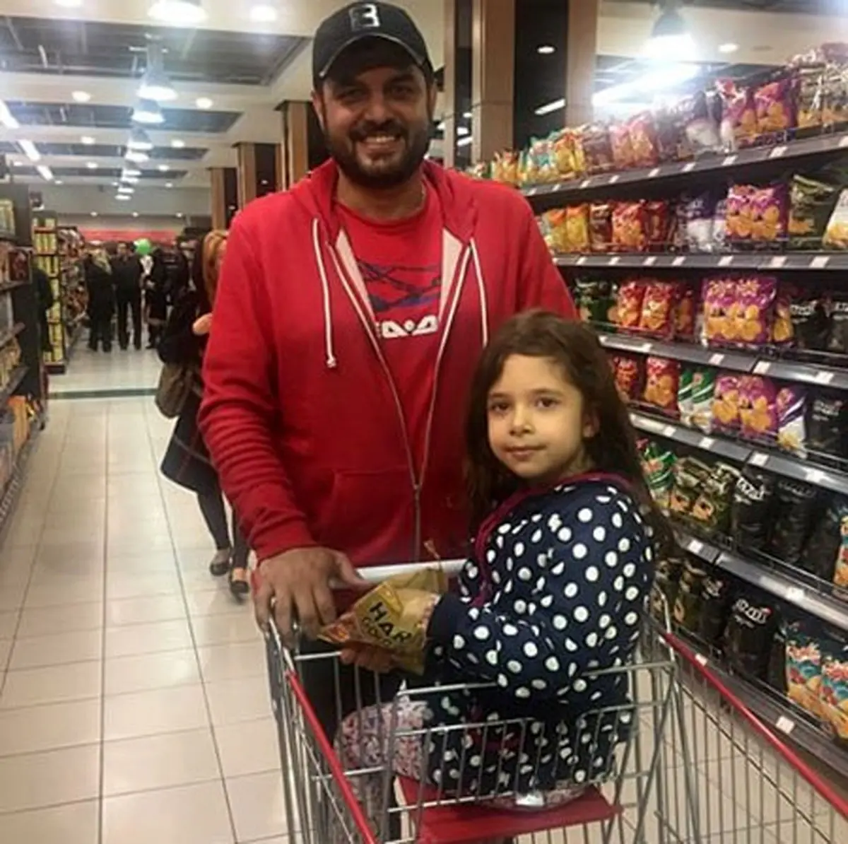 سام درخشانی و نفسِ بازغی مشغول خرید/ عکس