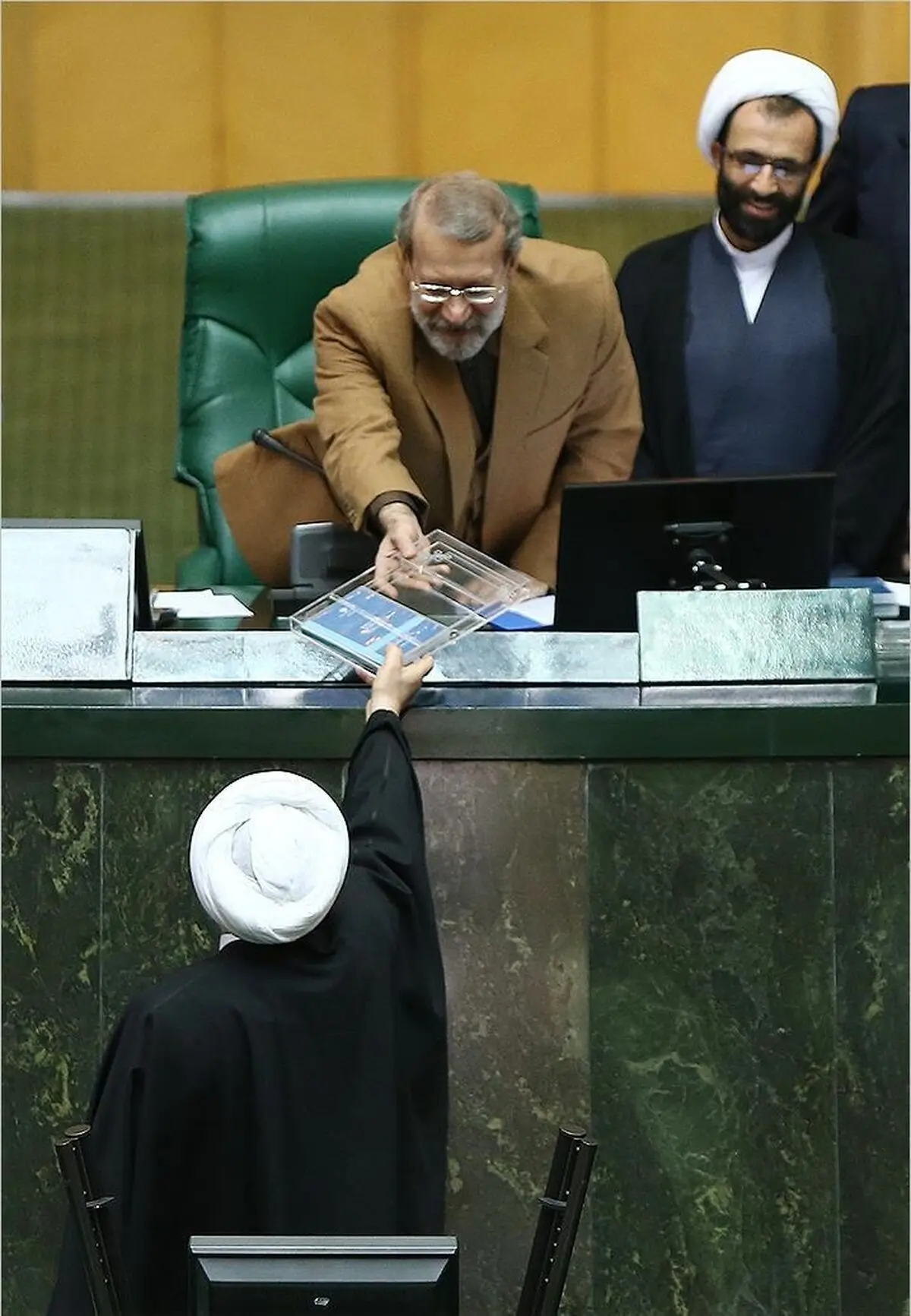 لحظه تقدیم آخرین لایحه بودجه روحانی به مجلس/عکس