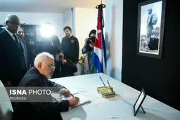 ظریف دفتر یادبود درگذشت فیدل کاسترو را امضا کرد/ عکس