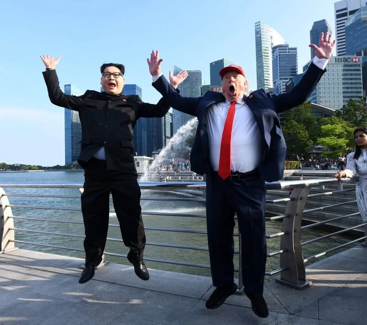 تصاویری از ژست‎‌های عجیب بدل ترامپ و کیم جونگ اون در سنگاپور!
