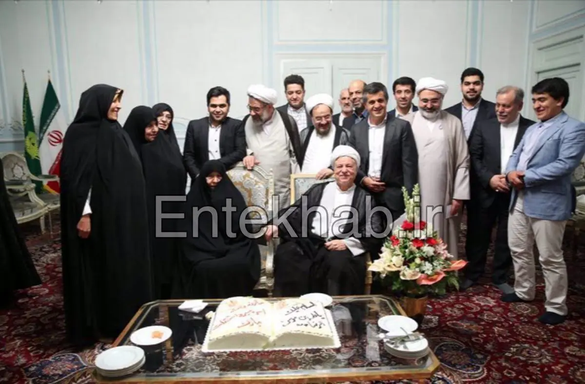 عکس یادگاری آیت الله هاشمی و عفت مرعشی در روز تولد آیت الله