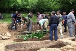 آماده سازي قبور براي جانباختگان حادثه انفجار معدن آزادشهر