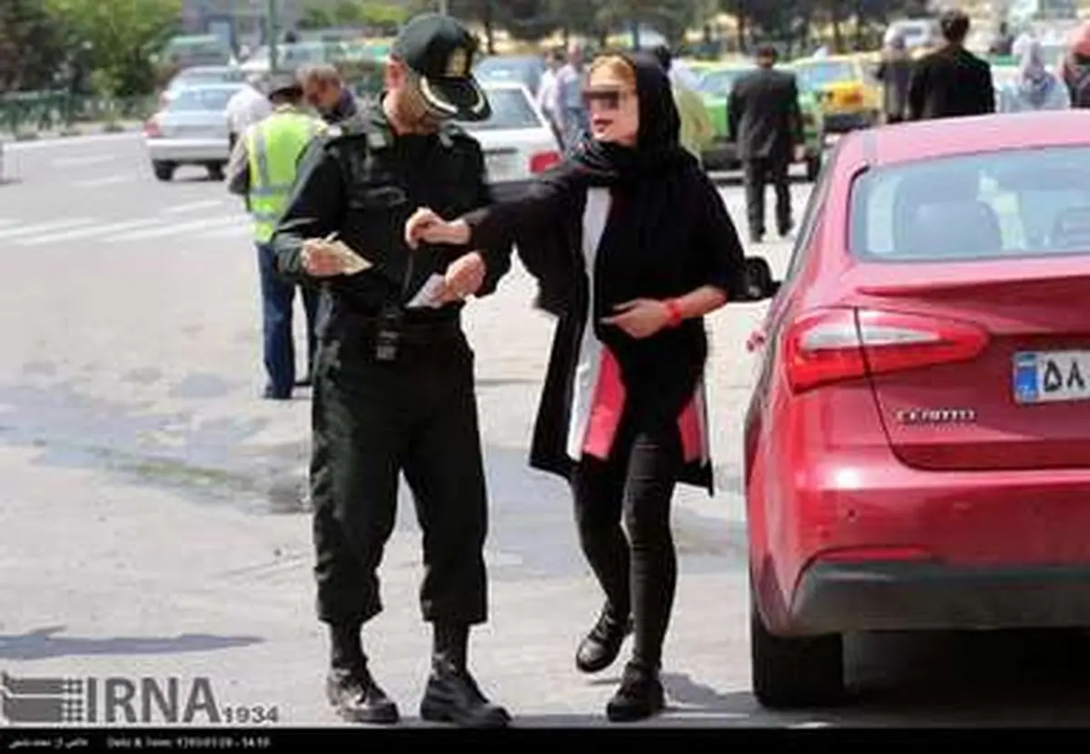 برخورد پلیس با بدپوششی و کشف حجاب بانوان در خودروها/ تصاویر