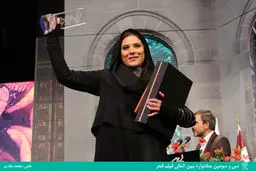 سحر دولتشاهی و هومن سیدی در هنگام دریافت سیمرغ بهترین بازیگران نقش مکمل زن و مرد  /عکس