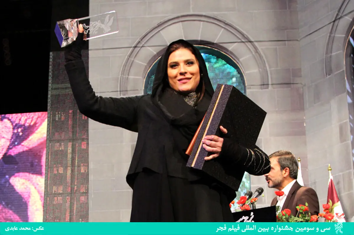 سحر دولتشاهی و هومن سیدی در هنگام دریافت سیمرغ بهترین بازیگران نقش مکمل زن و مرد  /عکس