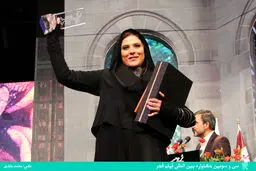 سحر دولتشاهی و هومن سیدی در هنگام دریافت سیمرغ بهترین بازیگران نقش مکمل زن و مرد  /عکس