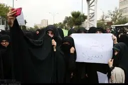 سلفی با آیفون و پلاکارد مخالفت با FATF / عکس