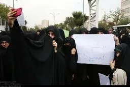 سلفی با آیفون و پلاکارد مخالفت با FATF / عکس
