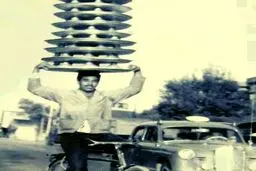 یک پیک موتوری جالب در سال 1342/ عکس