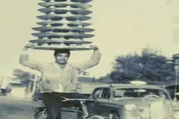 یک پیک موتوری جالب در سال 1342/ عکس