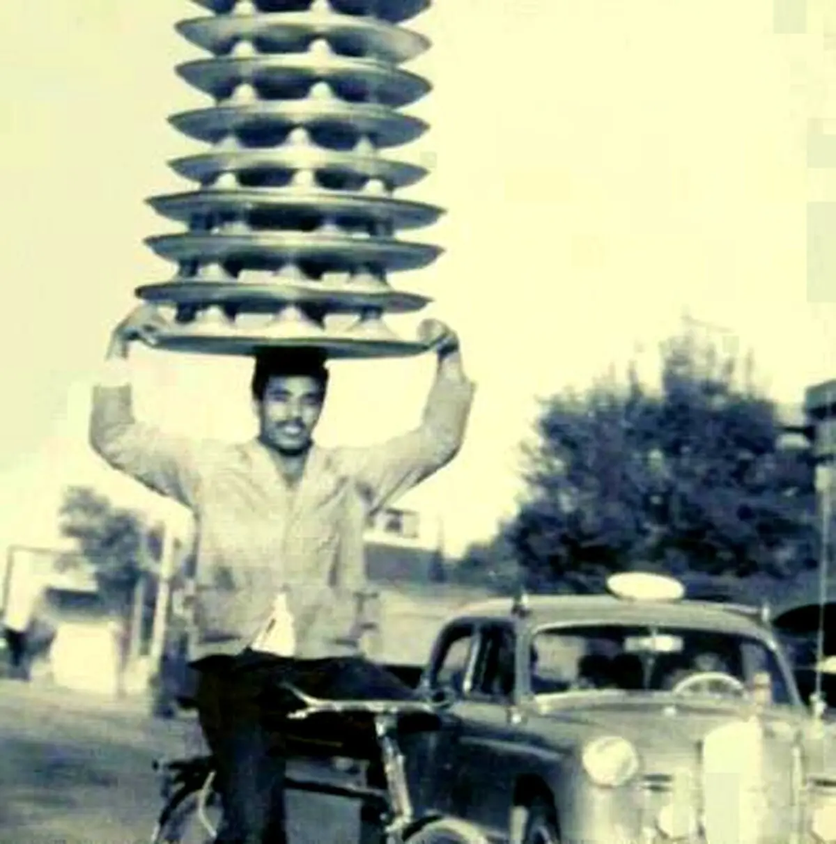 یک پیک موتوری جالب در سال 1342/ عکس