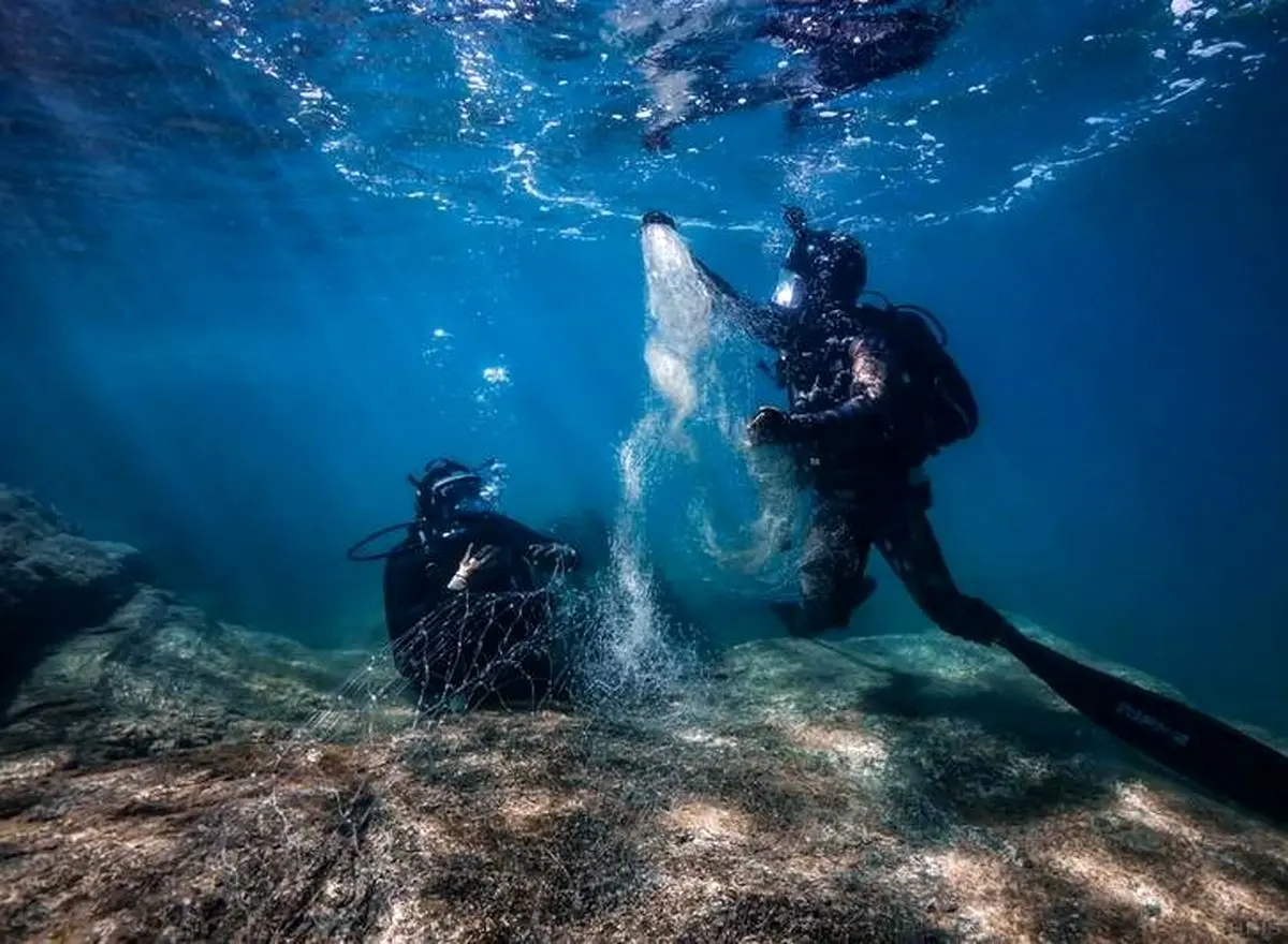 جمع آوری زباله از کف دریا / عکس