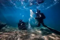 جمع آوری زباله از کف دریا / عکس