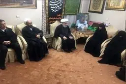 عکس / حضور معاون سیدحسن نصرالله در منزل حاج قاسم سلیمانی