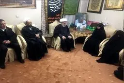 عکس / حضور معاون سیدحسن نصرالله در منزل حاج قاسم سلیمانی
