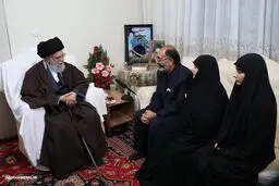 حضور رهبر انقلاب در منزل شهید ناجا در اغتشاشات خیابان پاسداران + عکس