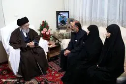 حضور رهبر انقلاب در منزل شهید ناجا در اغتشاشات خیابان پاسداران + عکس