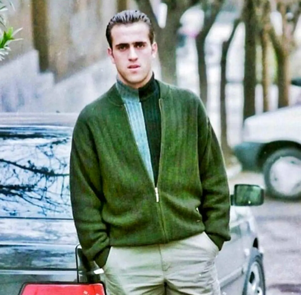 عكس علی کریمی در كنار پژوي مشهورش