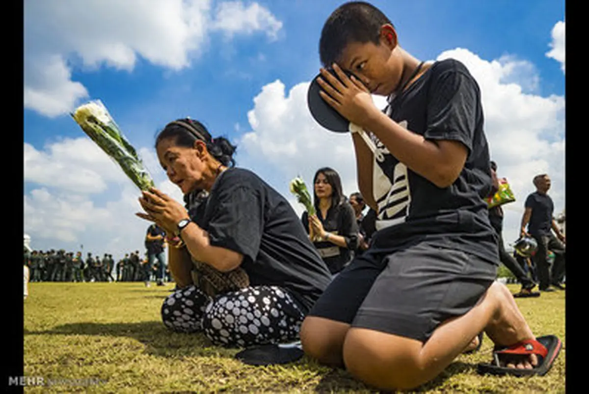 تجمع هزاران سیاهپوش تایلندی در بانکوک/تصاویر